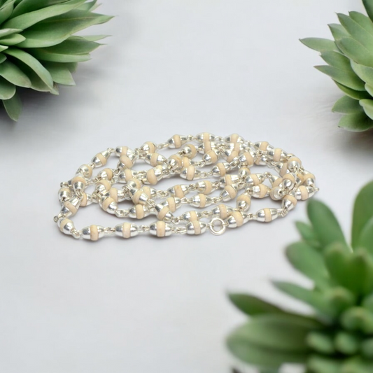 सफ़ेद तुलसी की माला चांदी कैप में